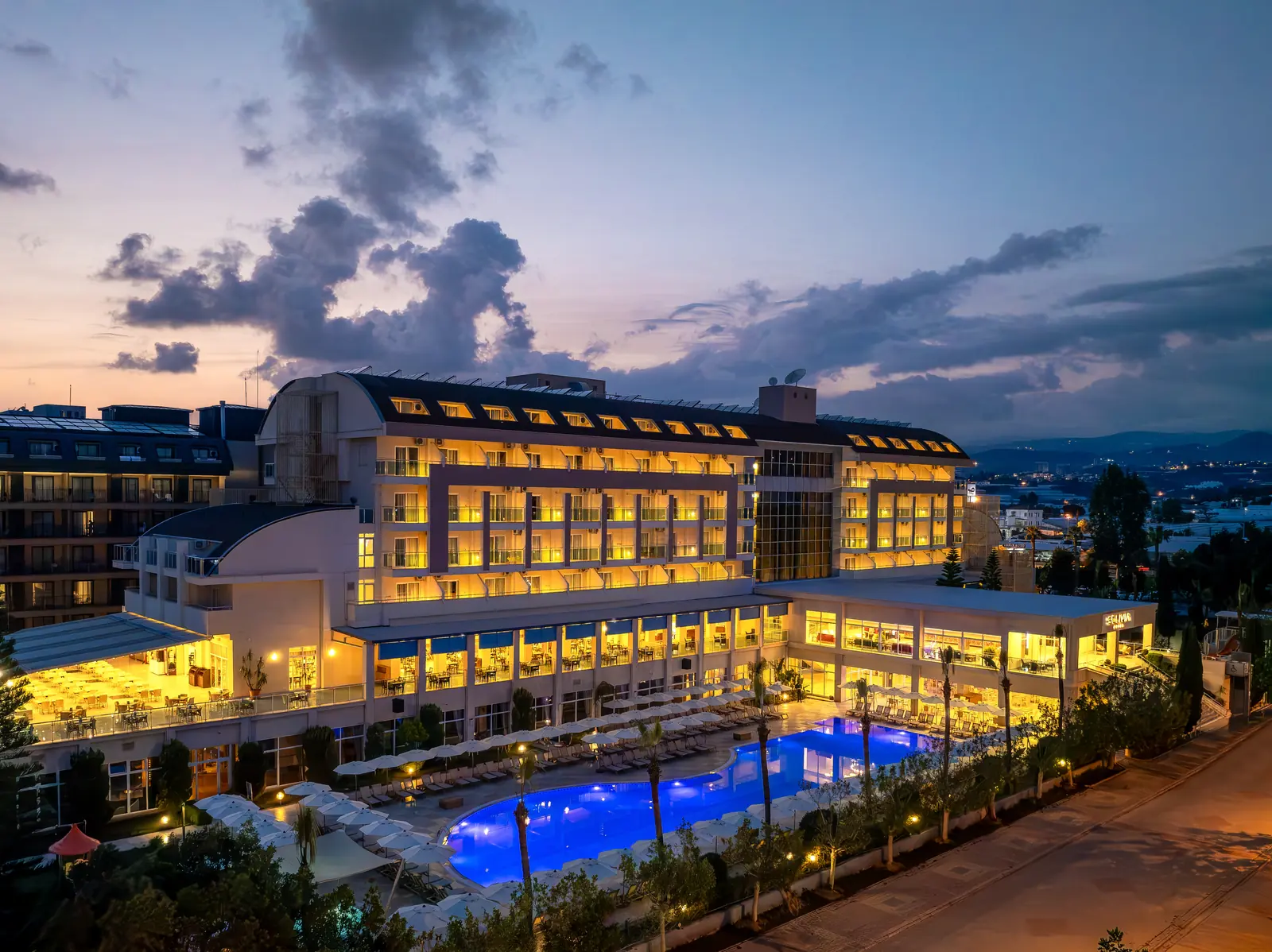 Gün batımında otel