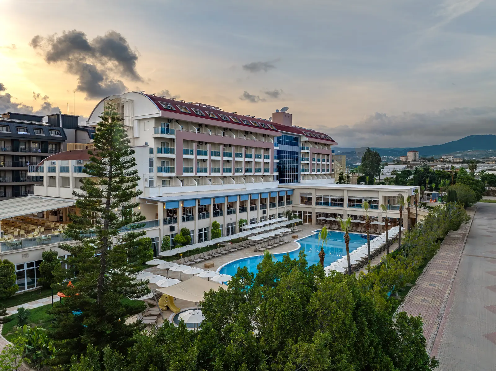 Otel ve bahçeler