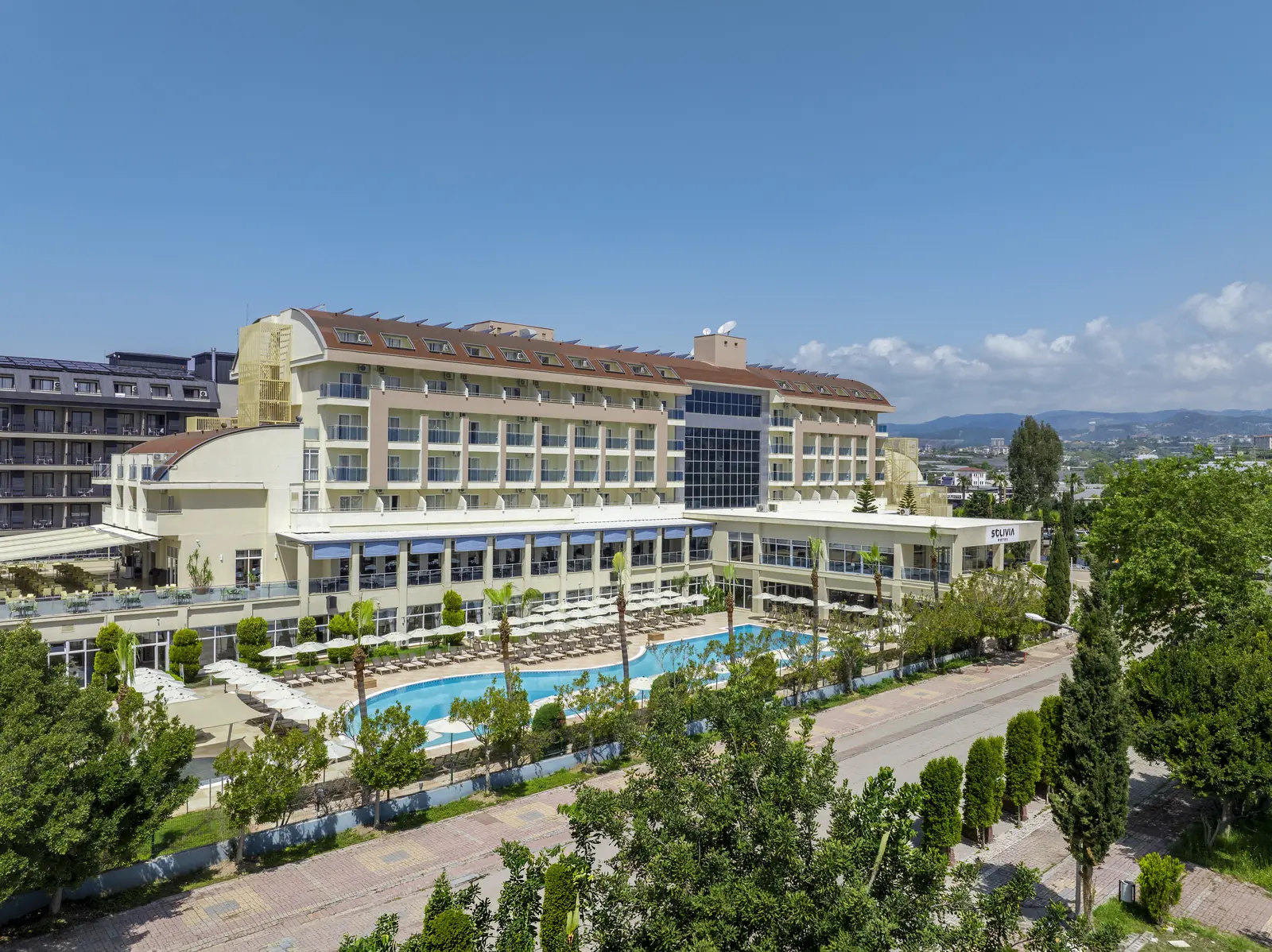 Otel ve çevresi